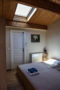 - une chambre avec un grand lit et une lucarne dans l'établissement Gîte Pyrénées 6 personnes avec piscine, à Villarzel-du-Razès
