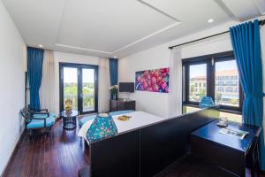 1 dormitorio con 1 cama grande y cortinas azules en Thanh Binh Riverside Hoi An, en Hoi An