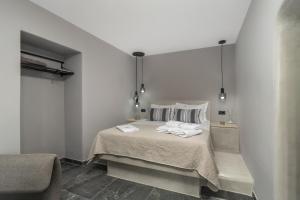 um quarto com uma cama com duas toalhas em Uncle's House luxury Suites em Adamas