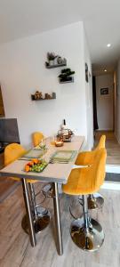 Χώρος καθιστικού στο Le Cosyhome de Fontenay I Grand Parking & Netflix & Salon de Jardin