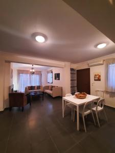 Elani的住宿－Efis Sunset Villa，客厅配有桌子和沙发