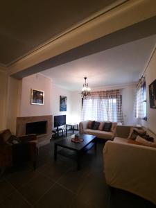 ein Wohnzimmer mit einem Sofa und einem Tisch in der Unterkunft Efis Sunset Villa in Elani
