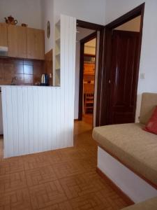 ein Wohnzimmer mit einem Bett und eine Küche in der Unterkunft Villa Rena in Batsi