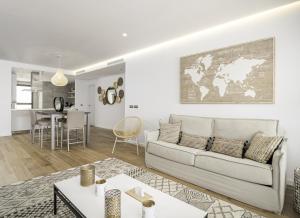 uma sala de estar com um sofá e uma mesa em Links II Sea & SPA by JC Homes em Alcaidesa