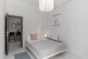 A bed or beds in a room at Stylish Apartment in City Center