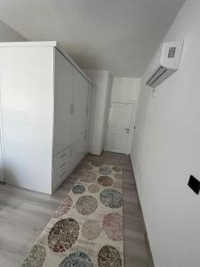 um quarto com um corredor com um tapete no chão em Kumsal Evleri & Kuzey - Bahçeli, Denize 200m em Bozyazı