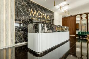 un vestíbulo con una señal para un hotel y una sala de conferencias en Mona Hotel and Cottages en Sütǝmurdov