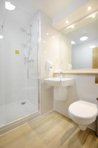 un bagno con wc, lavandino e doccia di Travelodge Dublin Airport North 'Swords' a Swords