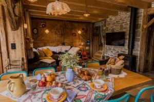 Chez L'Angèle في لي جيه: غرفة طعام مع طاولة عليها طعام