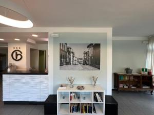 una sala de estar con una estantería con libros en Hotel Griselda, en Saluzzo