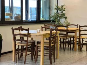 Reštaurácia alebo iné gastronomické zariadenie v ubytovaní Hotel Griselda