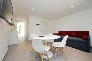 sala de estar con sofá, mesa y sillas en Youroom Monteverde - Rooms en Roma