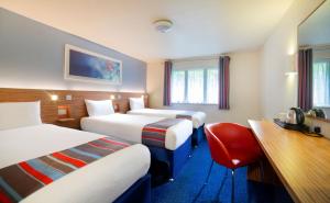 Uma cama ou camas num quarto em Travelodge Dublin Airport North 'Swords'