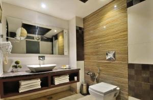 ein Bad mit einem Waschbecken und einem WC in der Unterkunft Hotel The Pearl in Neu-Delhi