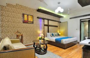 een slaapkamer met een bed en een bank bij Hotel The Pearl in New Delhi