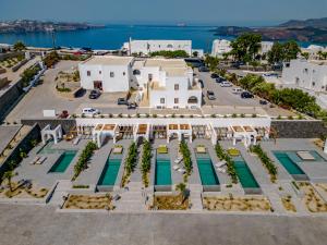- une vue aérienne sur un bâtiment avec piscines dans l'établissement Numa Santorini, à Fira