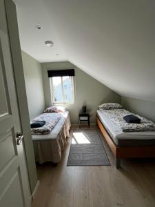 Gulta vai gultas numurā naktsmītnē Cozy and new apartment in Arendal -Hill