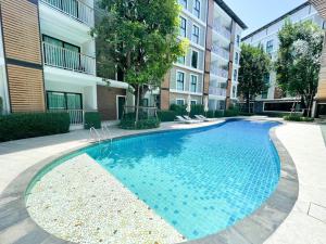 Swimming pool sa o malapit sa The Title V Condos by Gregory