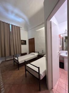 ein Krankenhauszimmer mit 2 Betten und einem Waschbecken in der Unterkunft Hotel Il Papavero in Rom