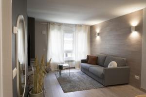 uma sala de estar com um sofá e uma janela em ¡Más céntrico imposible! 6PAX+PK em Andorra-a-Velha