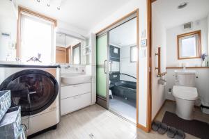 札幌市にあるThe Villa Moiwaの洗面台、トイレ、浴槽を備えたバスルーム +49枚の写真