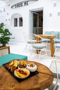 una bandeja de comida en una mesa del patio en Arco Naxos Luxury Apartments en Naxos
