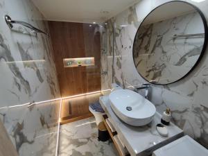 Koupelna v ubytování AEGEAN SUITES + 37 fotografií