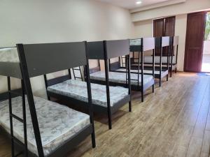 Hostel VATO tesisinde bir ranza yatağı veya ranza yatakları