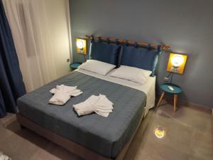 een slaapkamer met een bed met handdoeken erop bij AEGEAN SUITES in Keramotí