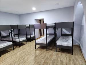 eine Gruppe Etagenbetten in einem Zimmer in der Unterkunft Hostel VATO in Kutaissi