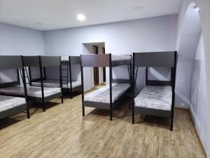 Hostel VATO tesisinde bir ranza yatağı veya ranza yatakları