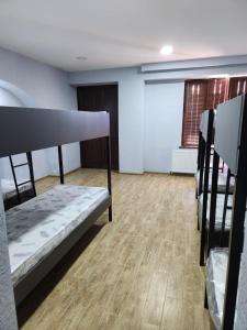 Zimmer mit Etagenbetten und Holzboden in der Unterkunft Hostel VATO in Kutaissi
