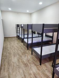 eine Reihe von Etagenbetten in einem Zimmer in der Unterkunft Hostel VATO in Kutaissi