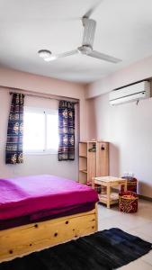 sypialnia z dużym łóżkiem i oknem w obiekcie Dahab Relax Studio 3 w mieście Dahab