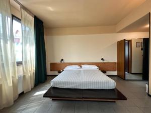 Un pat sau paturi într-o cameră la Hotel Griselda
