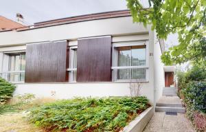 une maison blanche avec des fenêtres et des plantes dans l'établissement Maison Mandarine Colmar 5 bedrooms 180m2, à Colmar