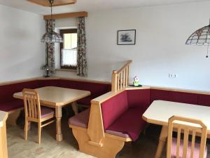 ein Esszimmer mit einem Tisch und Stühlen in der Unterkunft Haus Hanser in Zellberg