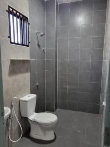 een kleine badkamer met een toilet en een douche bij Q Homestay @ Temerloh in Temerloh