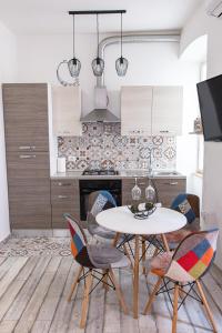 una cucina con tavolo e sedie bianchi di Main Square Apartment a Pola (Pula)