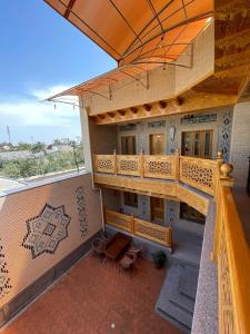 Elle offre une vue sur un bâtiment doté d'un balcon. dans l'établissement Hanifa Boutique Hotel, à Samarcande