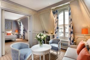 uma sala de estar com um vaso de flores sobre uma mesa em Splendid Etoile em Paris