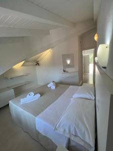 Postel nebo postele na pokoji v ubytování Resort Rocca di Vadaro - Beachfront Apartments, Rooms & Suites