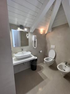 Koupelna v ubytování Resort Rocca di Vadaro - Beachfront Apartments, Rooms & Suites
