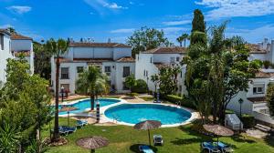 una vista aérea de una villa con piscina en Precioso apartamento junto a Starlite Marbella by Rent Me en Marbella