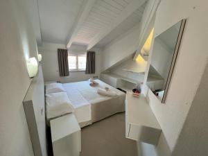 Postel nebo postele na pokoji v ubytování Resort Rocca di Vadaro - Beachfront Apartments, Rooms & Suites