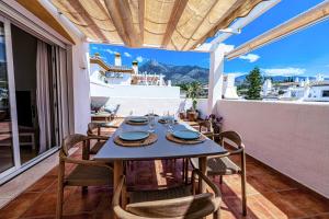 a table and chairs on a balcony with a view at Precioso apartamento junto a Starlite Marbella by Rent Me in Marbella