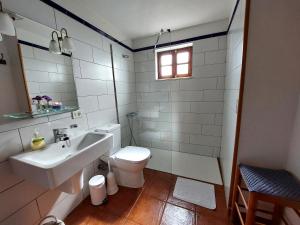 łazienka z białą toaletą i umywalką w obiekcie Eloína w mieście Barlovento +25 zdjęć