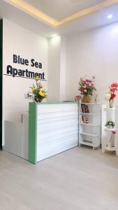 a blue sea aquarium with flowers on a counter at POOLseaview - 1A Blue Sea Apart in Da Nang +3 photos