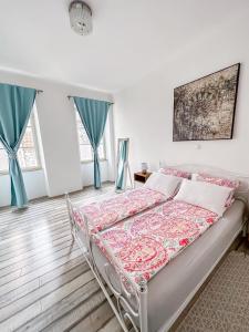 un letto in una camera con tende blu e un letto di Main Square Apartment a Pola (Pula)
