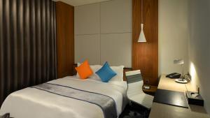 Postel nebo postele na pokoji v ubytování Golden Tulip Glory Fine Hotel